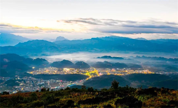 云南旅游,云南旅行社,云南團建公司,云南策劃公司,云南會議會展,云南活動執行,臨滄旅游,臨滄旅行社,臨滄團建公司，臨滄策劃公司：一眼覽兩國，你確定不來臨滄這個寨子看看？